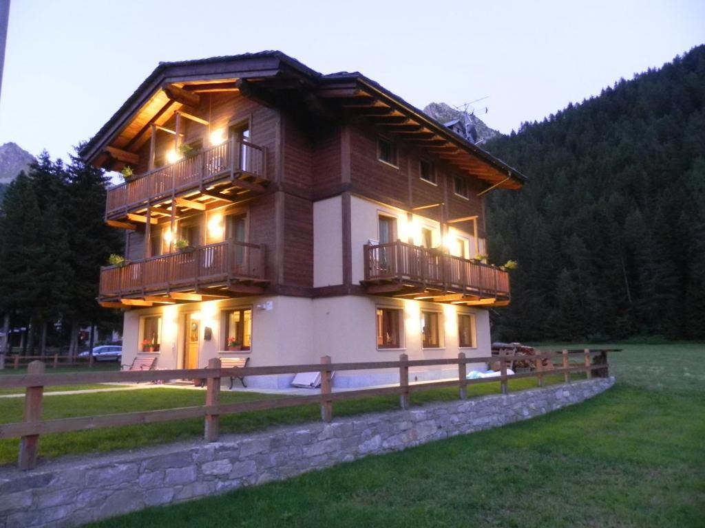 Villa Americana Chambres D'Hotes Champoluc Bagian luar foto
